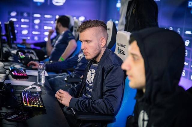 T1零封RNG，T1赛后采访表示重点警惕JDG上野