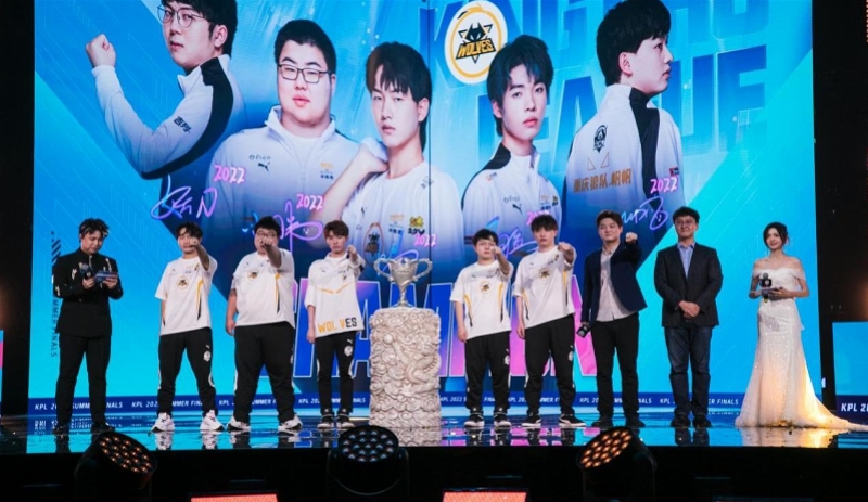这是Quesanti！ TheShy 坚持住1v3 JIEJIE 刺穿 Ninjas in Pyjamas Invictus Gaming 赢得了第一局